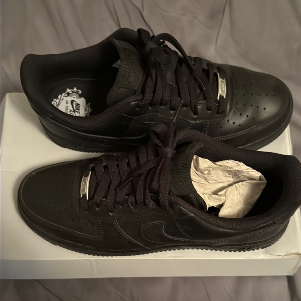 Nike women’s black Air Force 1